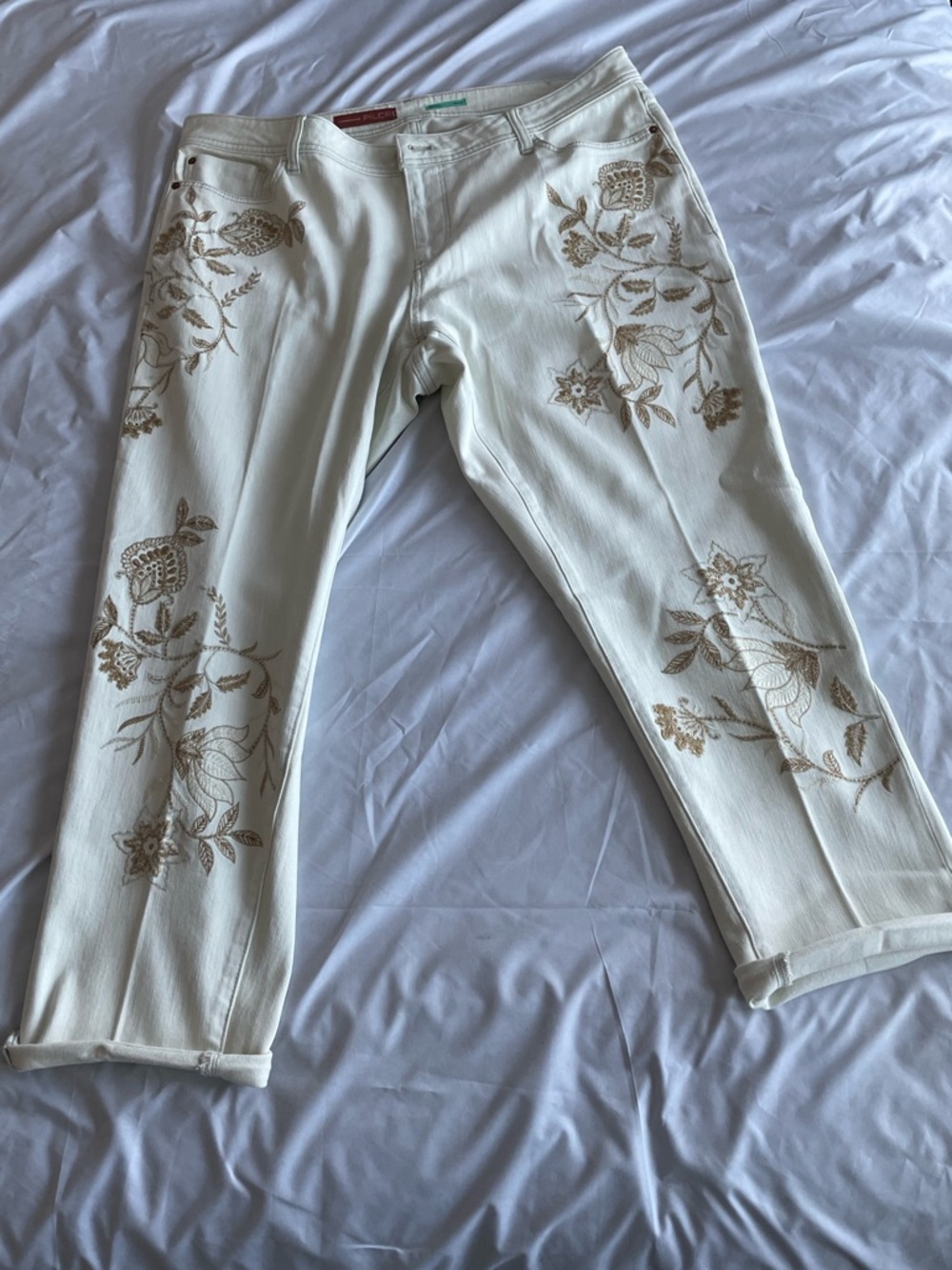 Size 18W pilcro embroidered cropped pants